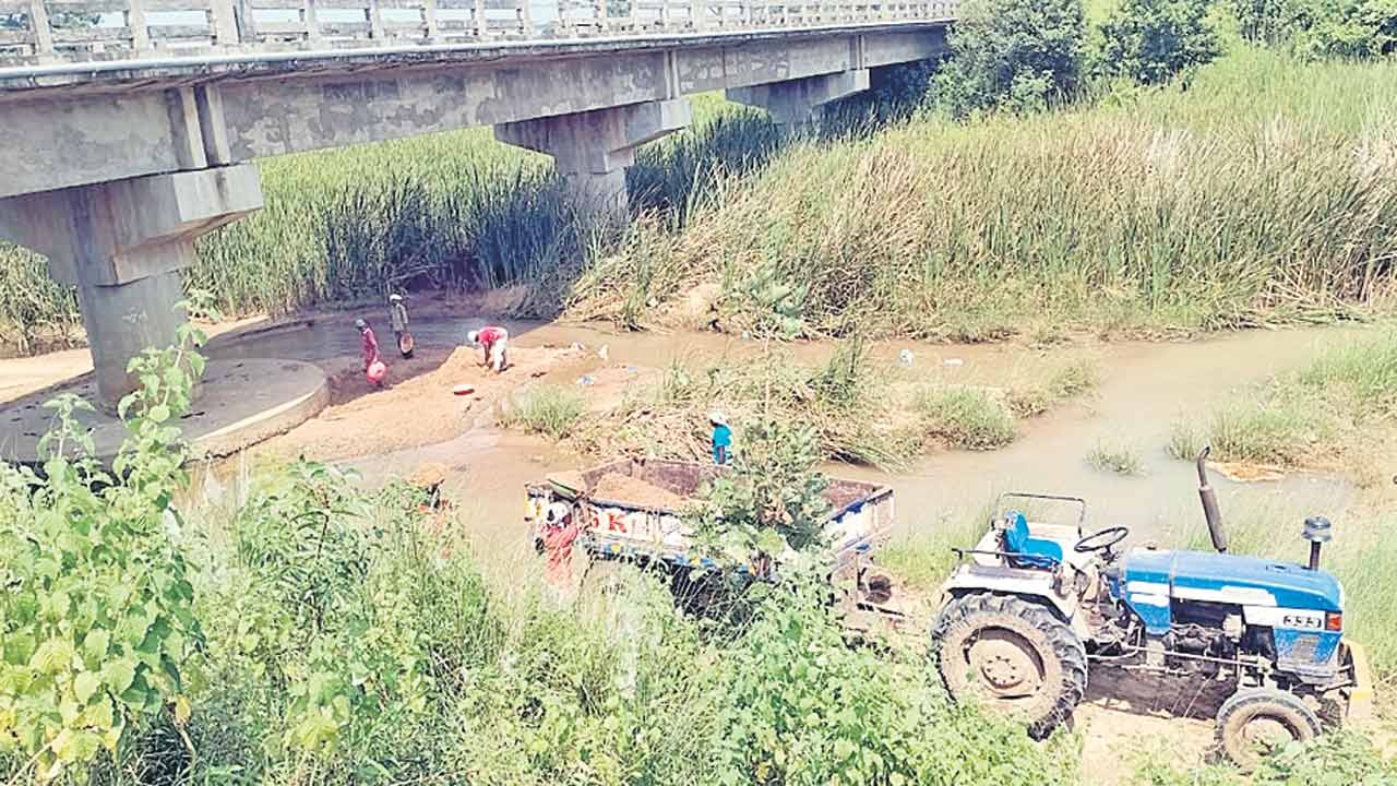 జోరుగా ఇసుక దందా