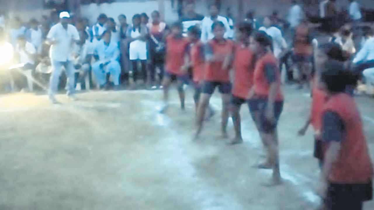 చీకట్లో కబడ్డీ పోటీలు