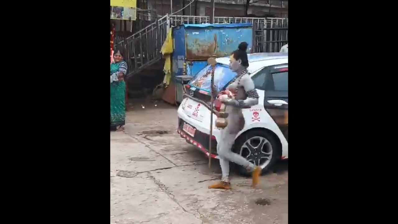 Aghori at Mallanna Temple | కొమురవెల్లి మల్లన్న ఆలయానికి అఘోరీ.. ఆశ్చర్యంగా చూసిన భక్తులు..!