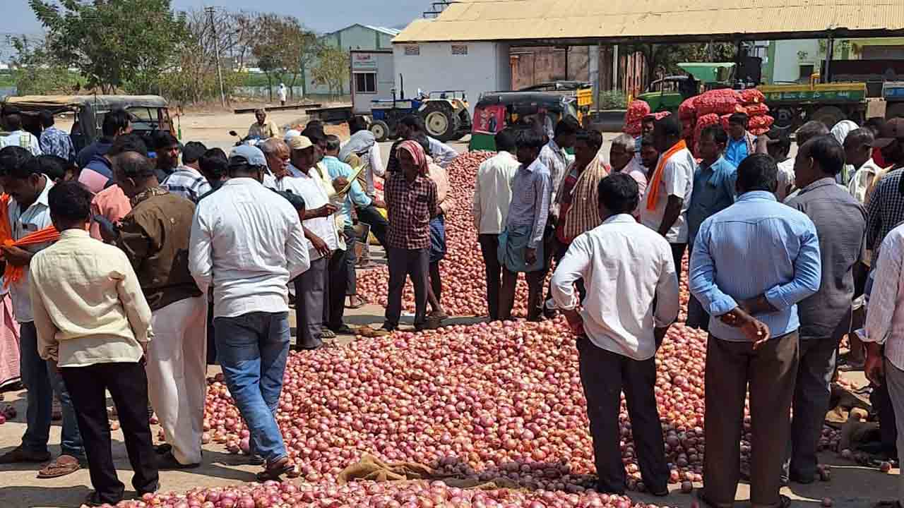 కన్నీళ్లు పెట్టిస్తున్న ఉల్లి