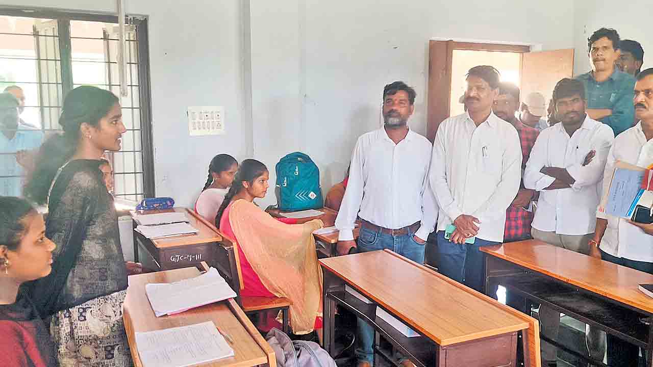 రూ.13.80 లక్షలతో మరుగుదొడ్ల నిర్మాణం