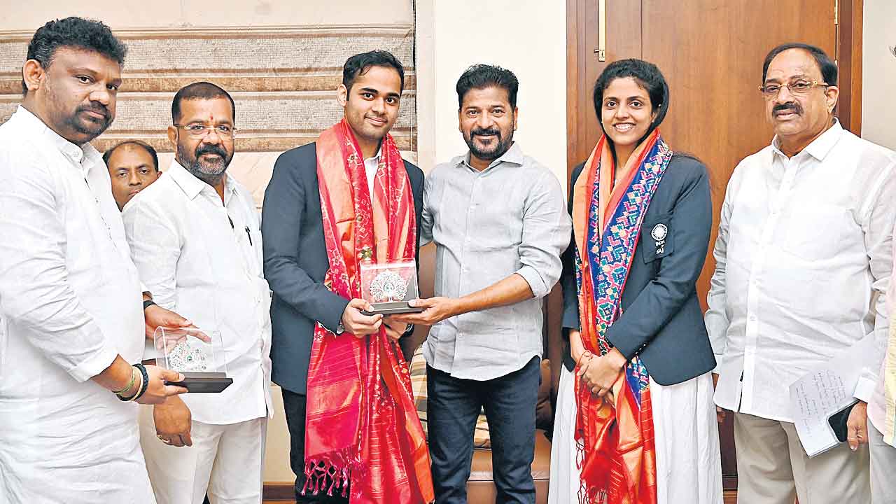 అర్జున్‌, హారికకు నజరానా