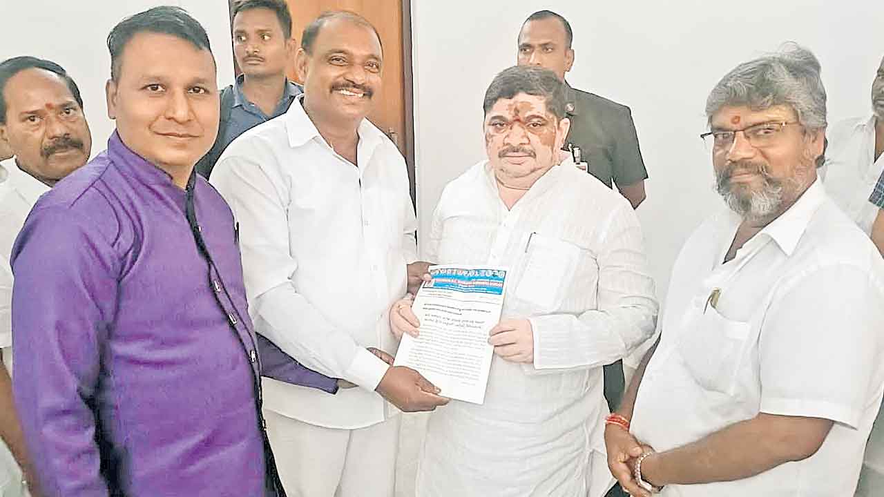 బీసీలకు రిజర్వేషన్లు పెంచాలి