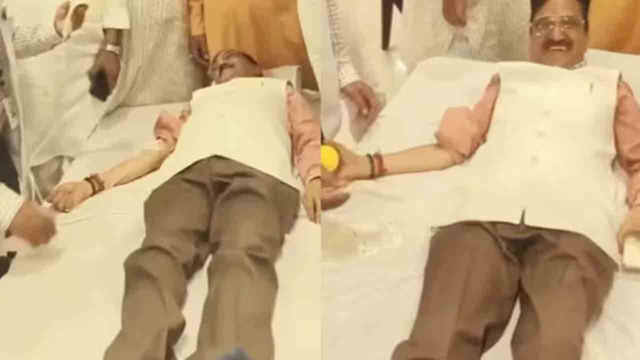 BJP Mayor fakes blood donation | రక్త దానం చేసినట్లు నటించిన బీజేపీ మేయర్.. వీడియో వైరల్