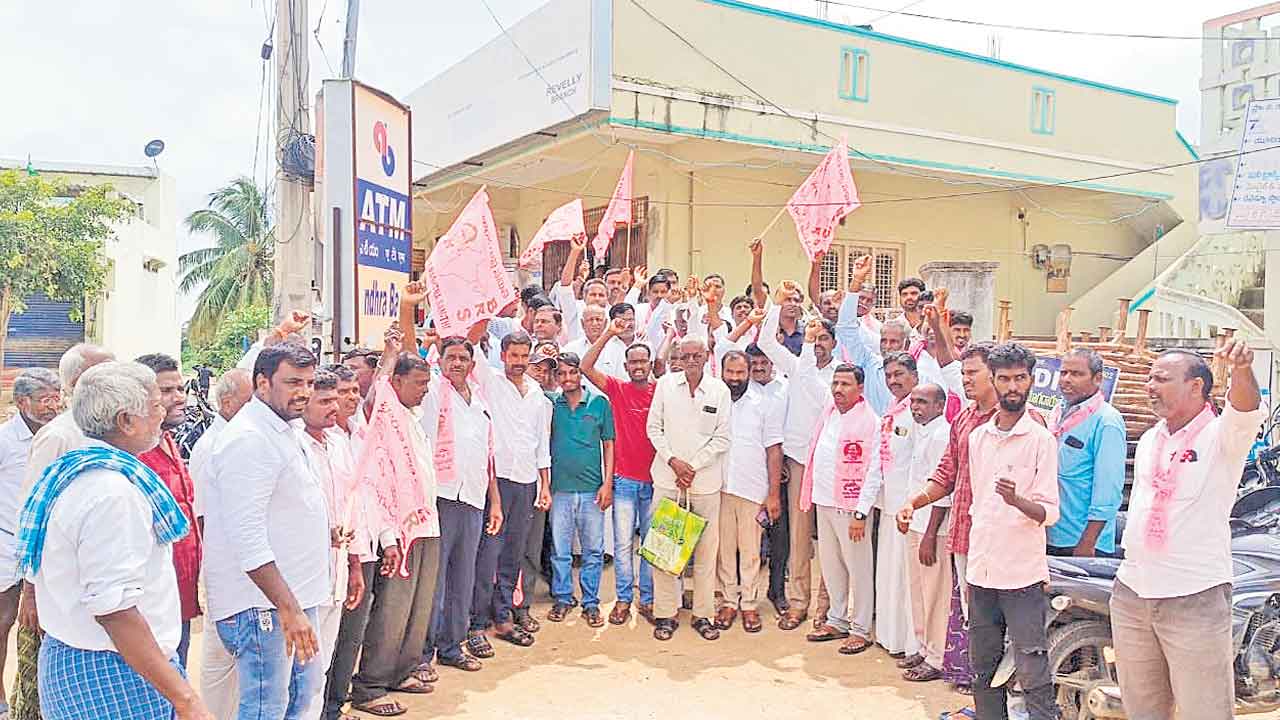 రేవల్లిలో బ్యాంకు ఎదుట రైతుల ధర్నా