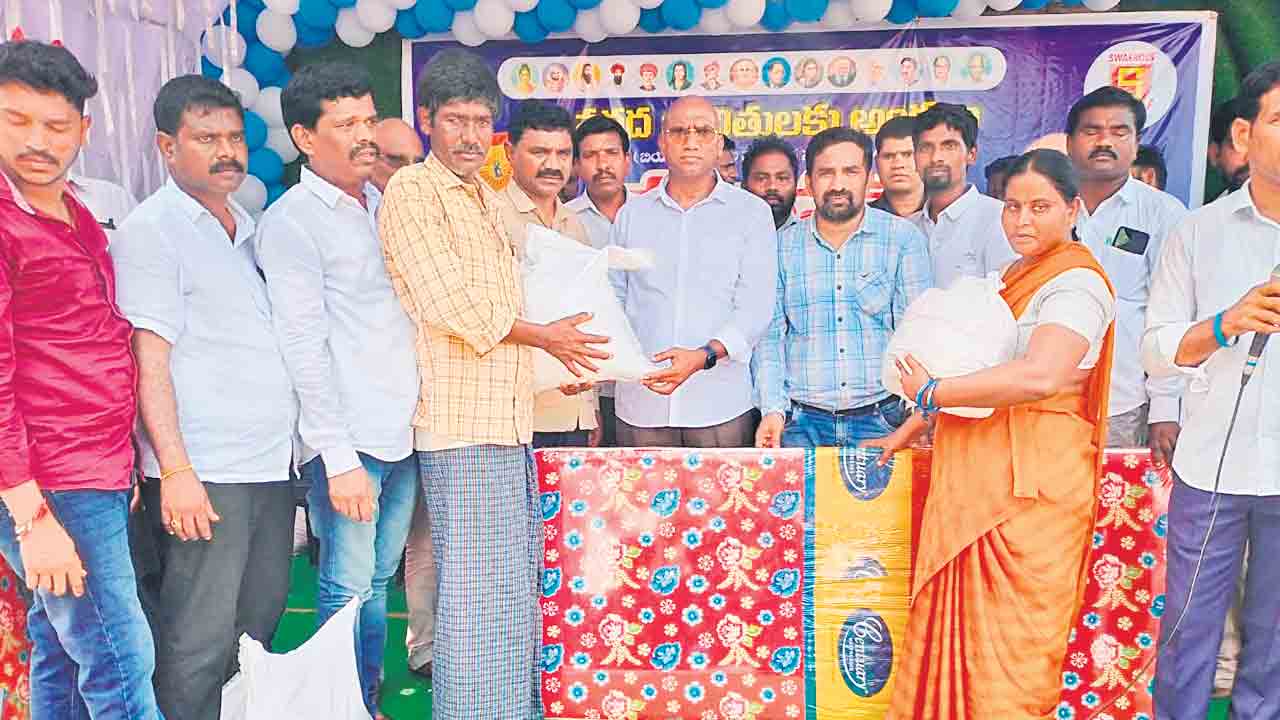 వరద బాధితులకు నిత్యావసర సరుకులు