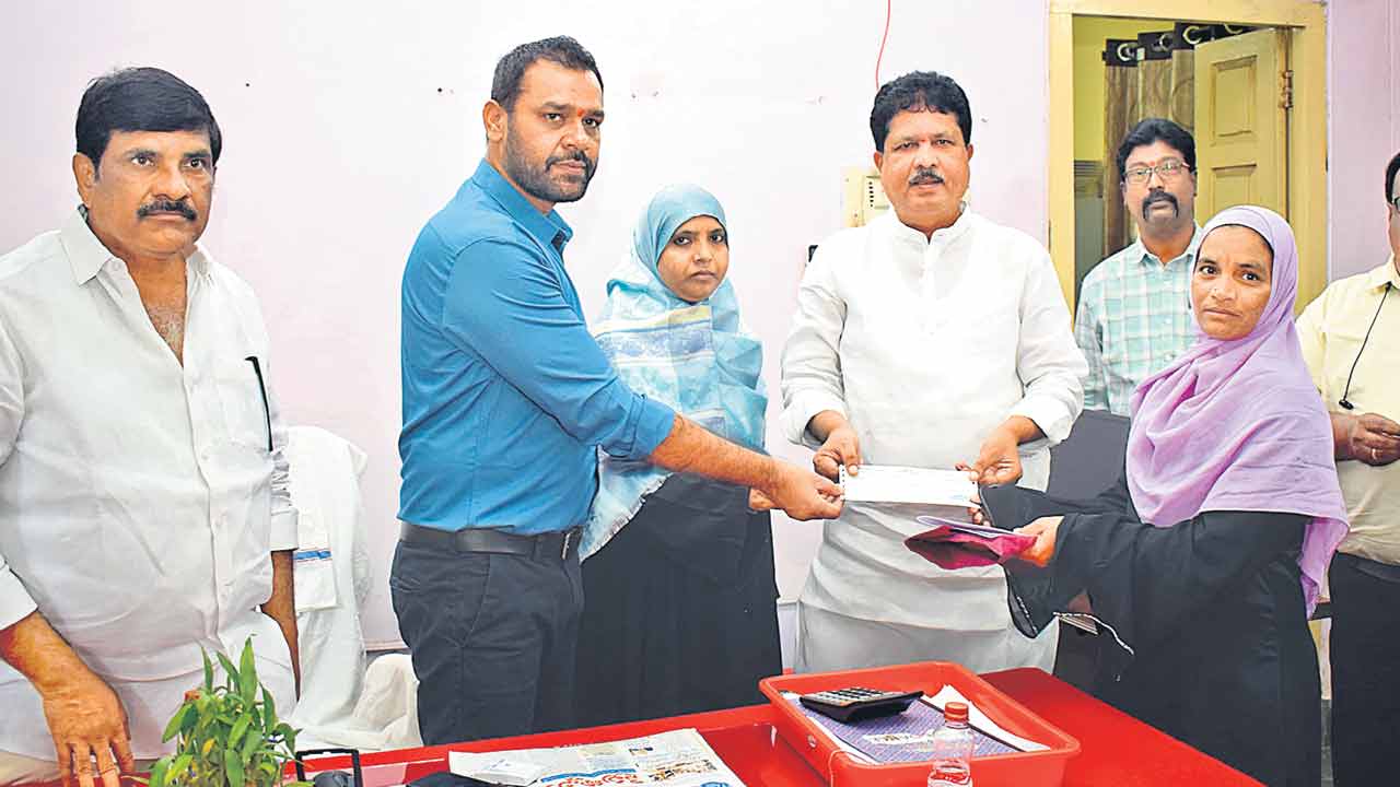 బీఆర్‌ఎస్‌ ఎమ్మెల్యేపై అధికారుల పక్షపాతం