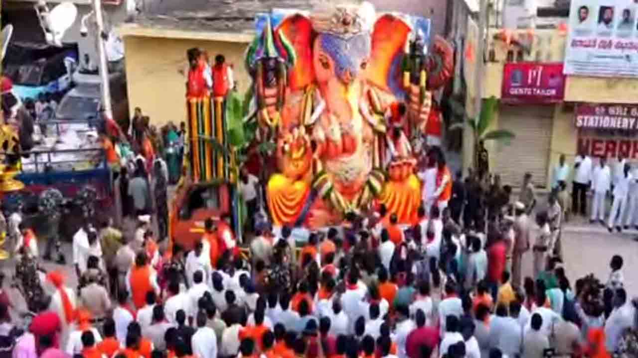 Balapur Ganesh | మరికాసేపట్లో బాలాపూర్‌ గణేష్‌ లడ్డూ వేలం.. కొనసాగుతున్న ఊరేగింపు
