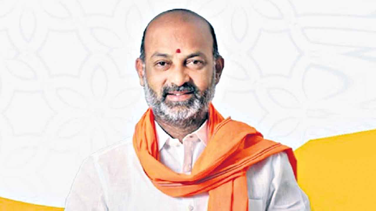 సచివాలయ డోమ్‌లు కూలగొడతాం: బండి