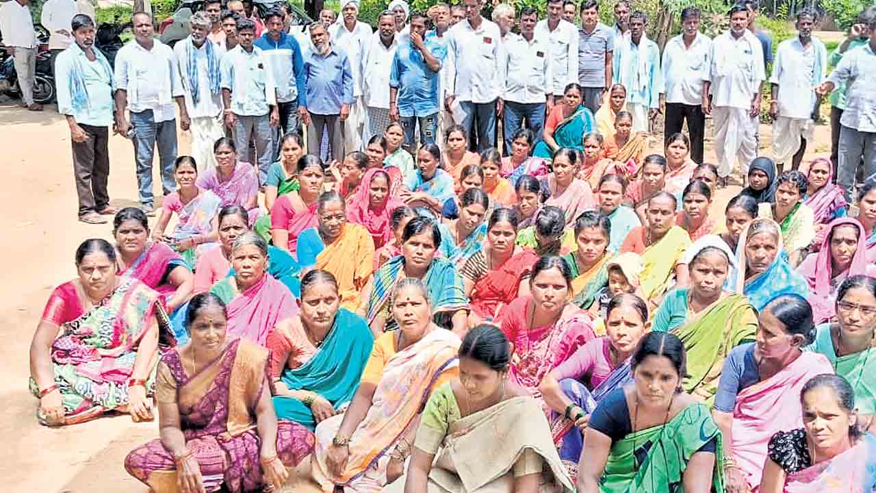 పట్టాలు ఇవ్వాలని ఆందోళన