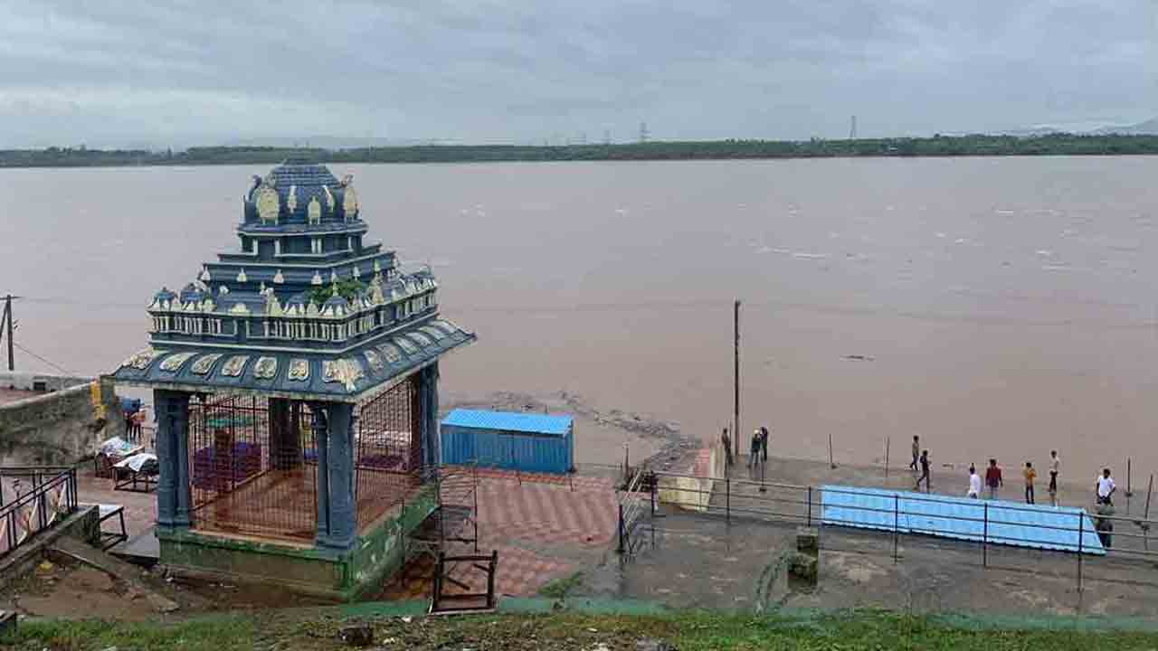 Bhadrachalam | భద్రాచలం వద్ద పెరుగుతున్న గోదావరి నీటిమట్టం.. మొదటి ప్రమాద హెచ్చరిక జారీ