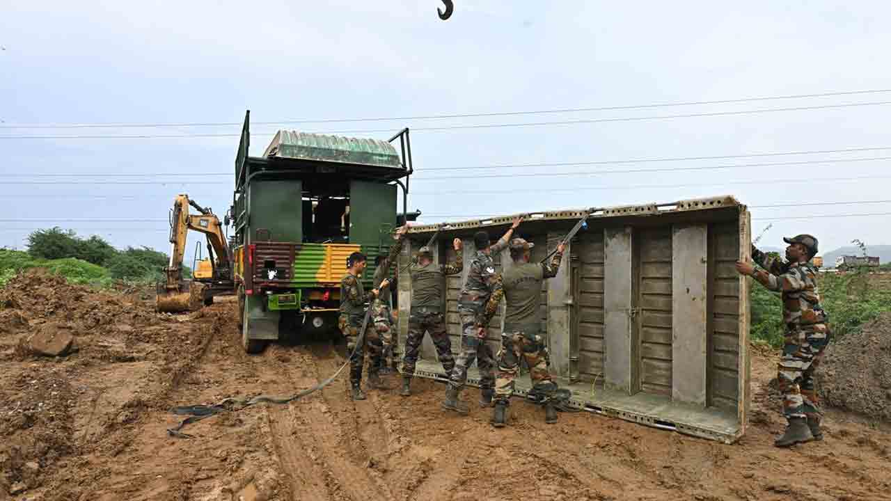 Budameru | బుడమేరు గండ్లు పూడ్చివేత పనులు విజయవంతంగా పూర్తి .. ఊపిరి పీల్చుకుంటున్న విజయవాడ జనం