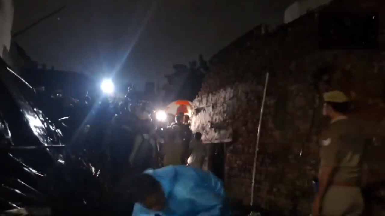 Building collapsed | కుప్పకూలిన భవనం.. శిథిలాల కింద ఇరుక్కున్న 10 మంది..!