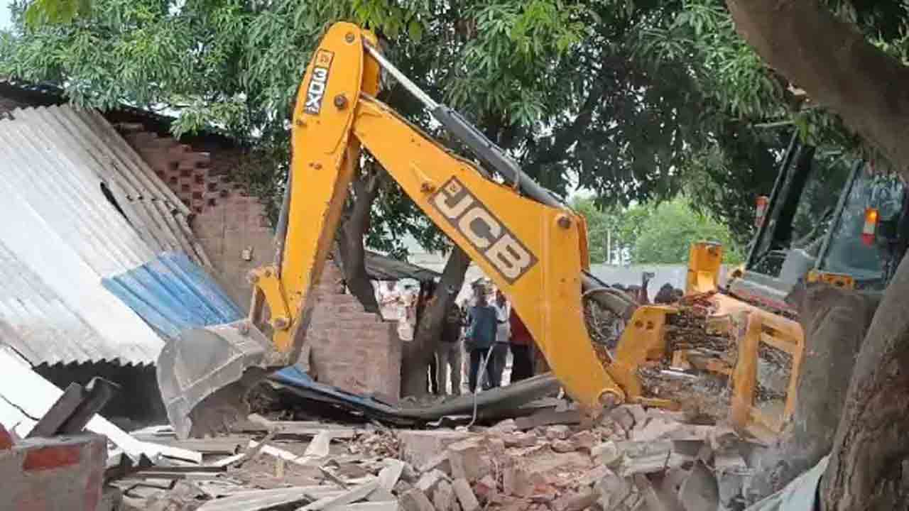 Bulldozer Action | బుల్డోజర్‌తో ఇళ్ల కూల్చివేతలపై సుప్రీంకోర్టు ఆగ్రహం.. అస్సాం ప్రభుత్వానికి ధిక్కార   నోటీసు