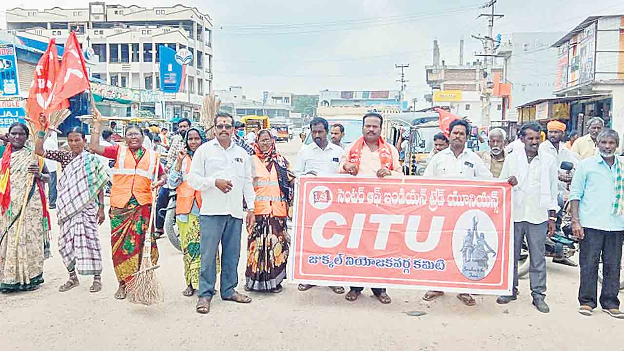 వేతనాలు చెల్లించాలని జీపీ కార్మికుల ధర్నా