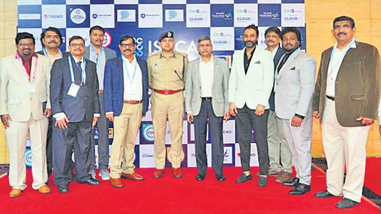 బలహీనతే సైబర్‌ నేరగాళ్లకు ఆసరా..