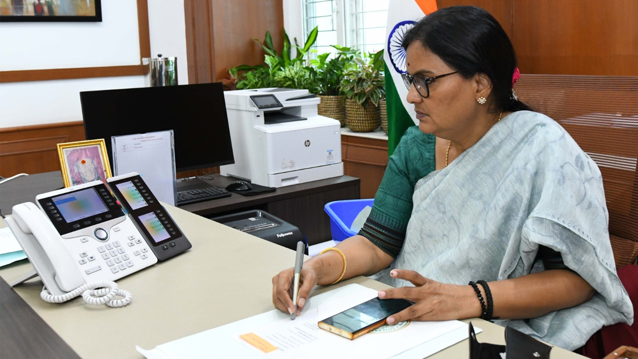 CS Shanti Kumari | రేపు 11 జిల్లాల్లో భారీ వర్షాలు.. అప్రమత్తంగా ఉండాలని హెచ్చరించిన సీఎస్‌