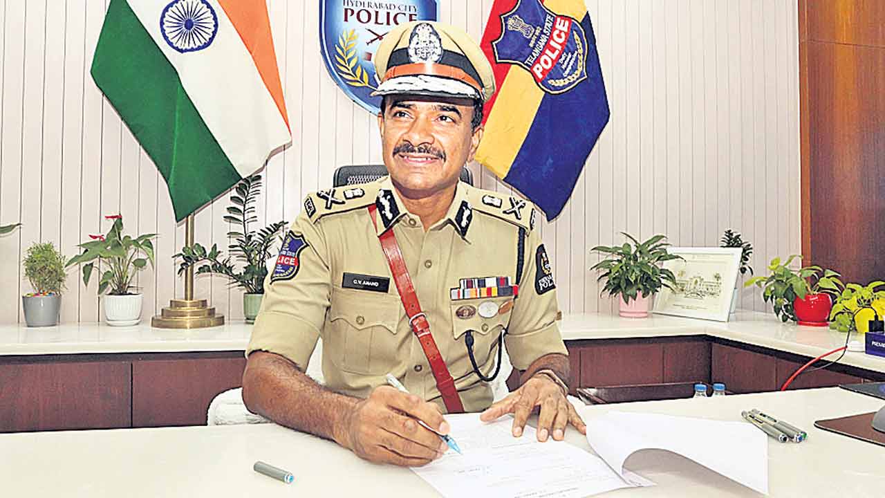 ప్రజలతో ఫ్రెండ్లీ.. నేరస్తులతో కఠినం