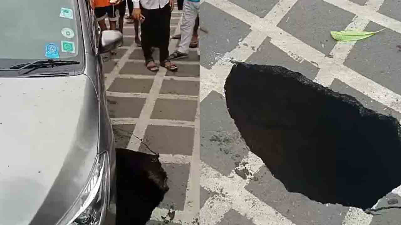 Car Trapped in Caved Road | రోడ్డు మధ్యలో గోతులు.. ఇరుక్కున్న కారు, వీడియో వైరల్‌