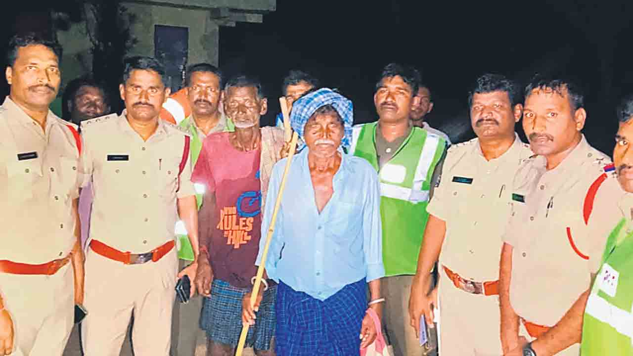 మూసీలో చిక్కుకున్న పశువుల కాపరులు