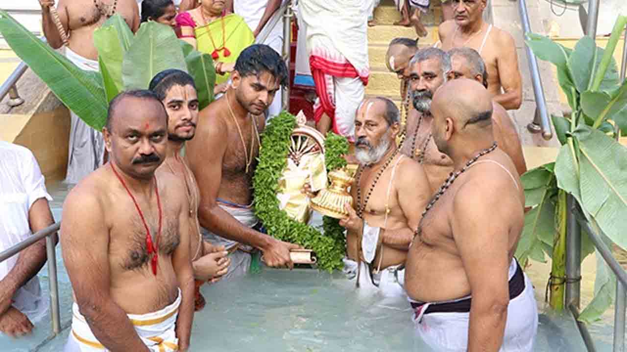 Chakrasnanam | తిరుమల పుష్కరిణిలో వైభవంగా అనంత పద్మనాభవ్రతం చక్రస్నానం