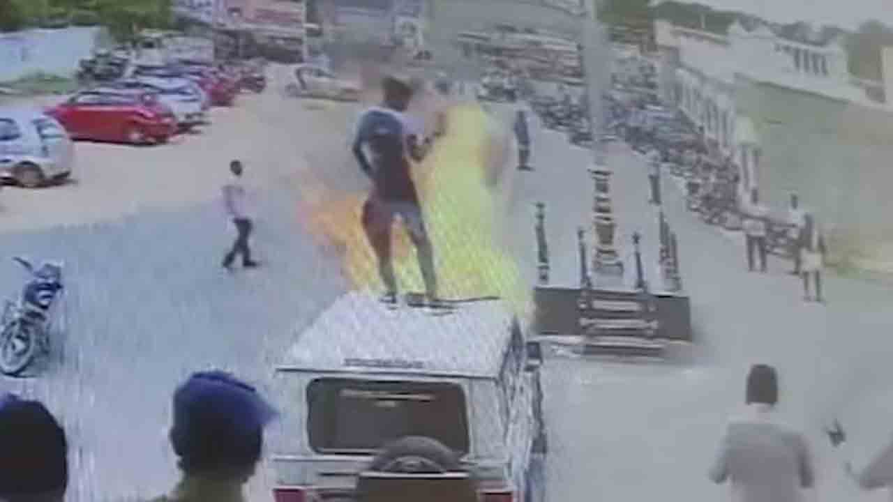 Chitradurga | తల్లి ఫిర్యాదును స్వీకరించలేదని.. తహసీల్దార్‌ వాహనానికి నిప్పు పెట్టిన యువకుడు