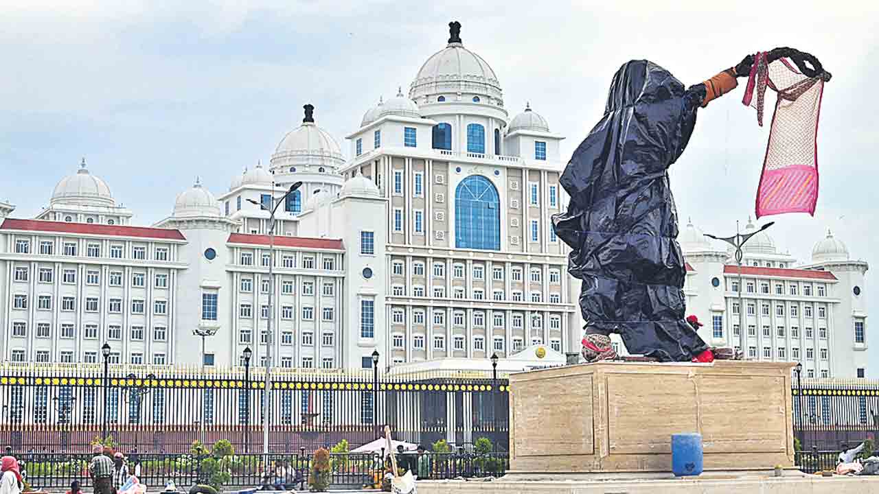 తల్లి నేలను తస్కరించిన దొంగలు