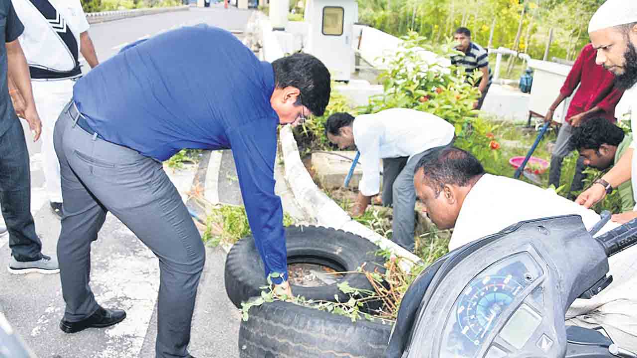 పరిసరాలను శుభ్రంగా ఉంచుకోవాలి