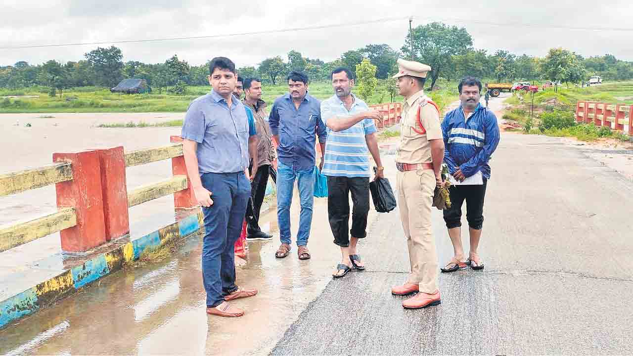భారీ వర్షాల నేపథ్యంలో అప్రమత్తంగా ఉండాలి