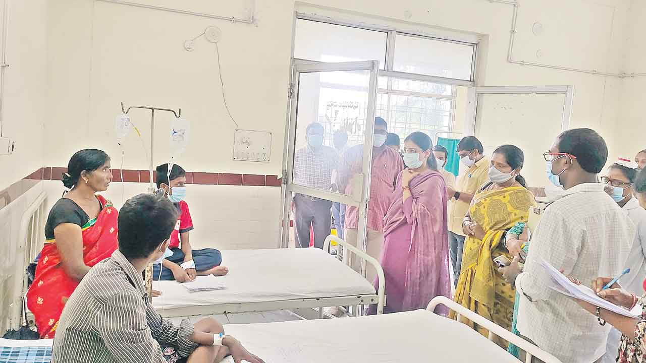 విద్యార్థులకు జ్వరం గురుకులానికి తాళం