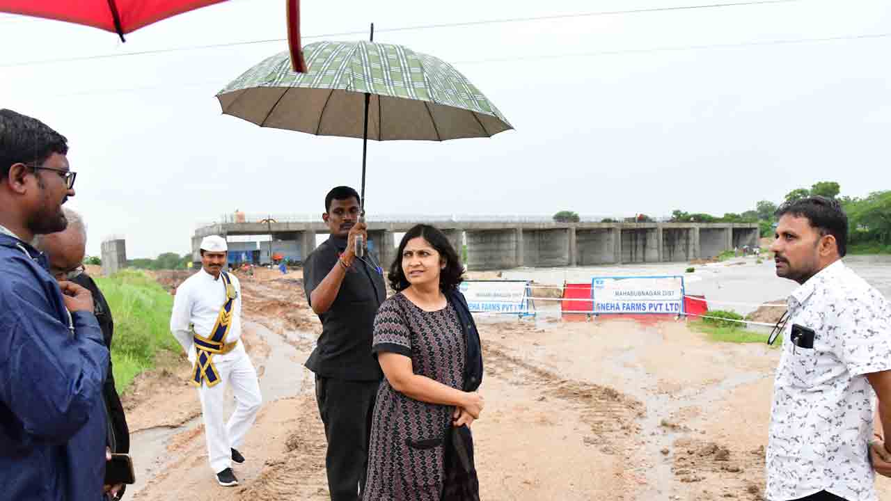 వర్షాలతో అప్రమత్తంగా ఉండాలి