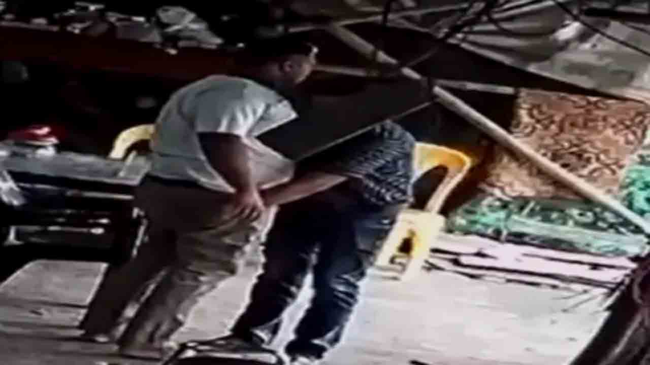 Cops Planting Drugs On Man | వ్యక్తి ప్యాంటు జేబులో డ్రగ్స్‌ ఉంచిన పోలీసులు.. తర్వాత ఏం   జరిగిందంటే?