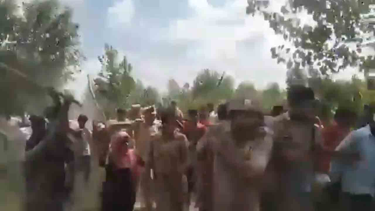 Watch: రోడ్డు ప్రమాదంలో వ్యక్తి మృతి.. పోలీసులపై గ్రామస్తులు దాడి, వీడియో వైరల్‌