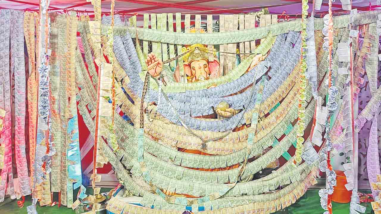 రూ.10లక్షల కరెన్సీ నోట్లతో అలంకరణ