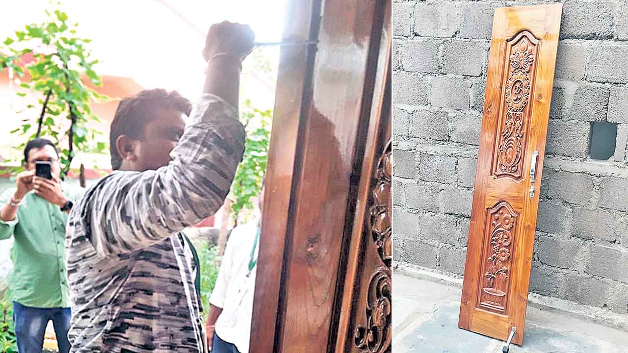 Crop Loans | దర్వాజలు ఊడబీకి దౌర్జన్యం.. అప్పు చెల్లించలేదని రైతు ఇంటి తలుపులు తొలగించిన డీసీసీబీ