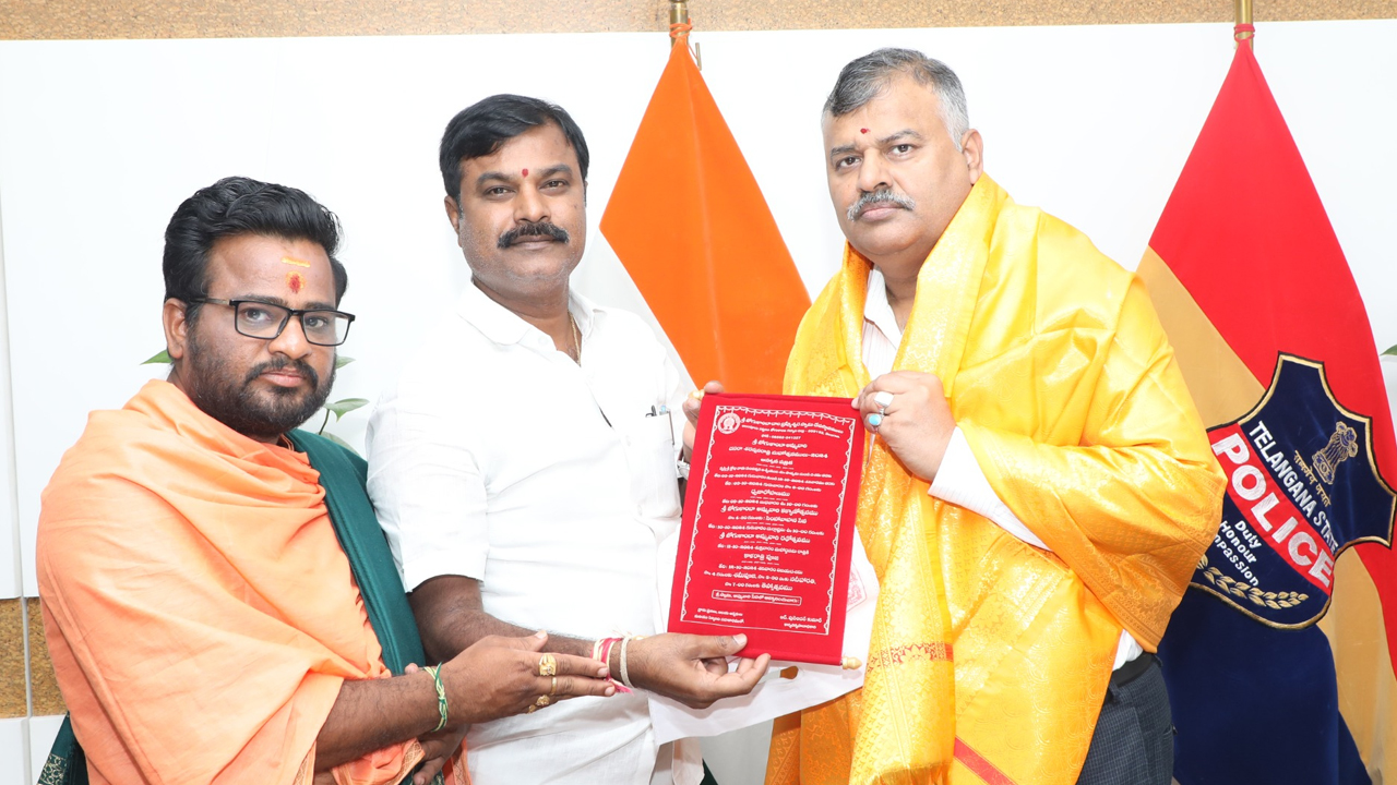 DGP | దేవి శరన్నవరాత్రి బ్రహ్మోత్సవాలకు రండి.. డీజీపీకి జోగులాంబ దేవస్థానం ఆహ్వానం..