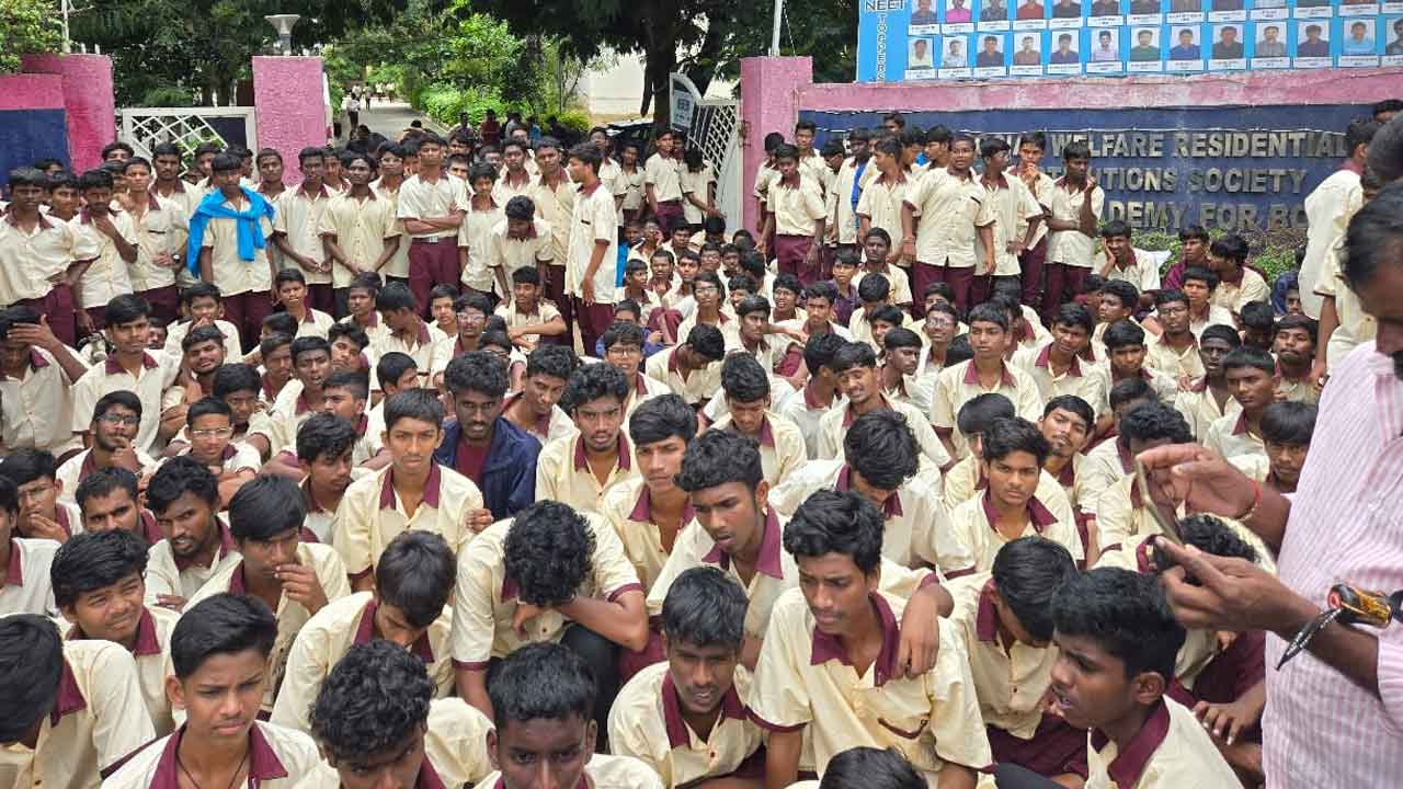 TGSWREIS | ఆ ఉపాధ్యాయులు వద్దే వద్దు.. పాత వారే ముద్దు.. సోషల్‌ వెల్ఫేర్‌ పాఠశాలలో విద్యార్థుల ధర్నా