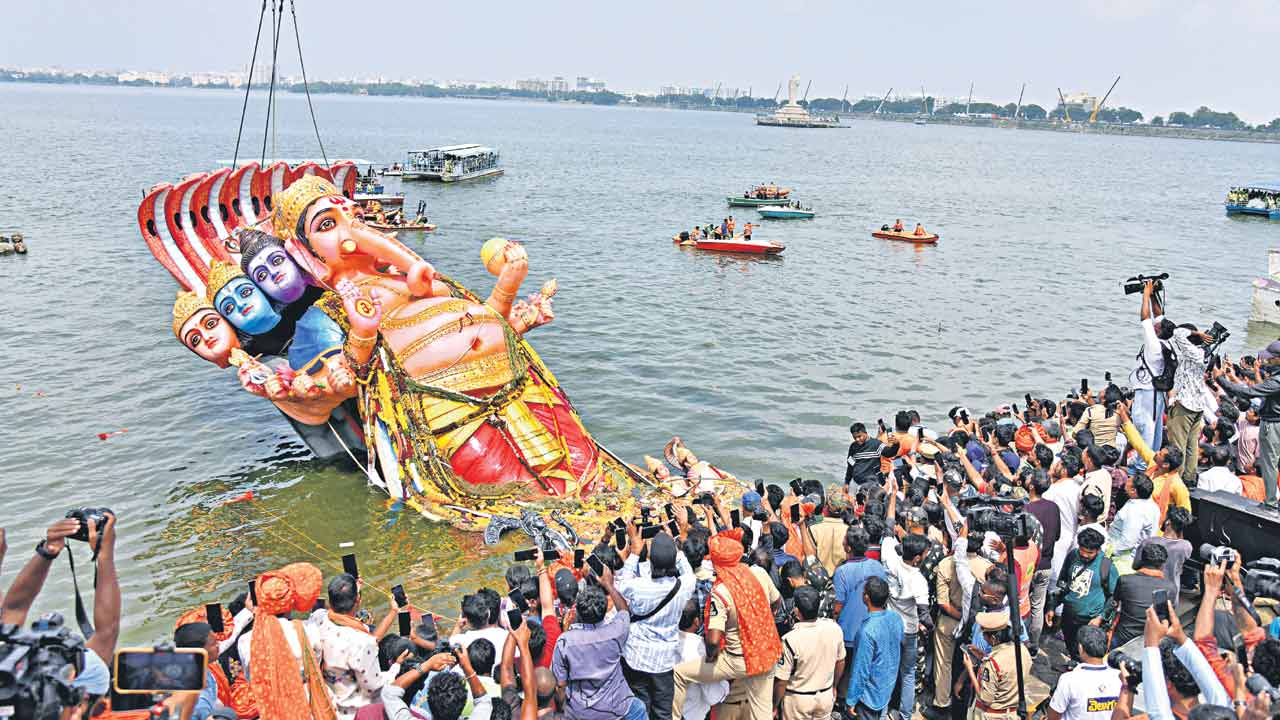 గణనాథుడికి ఘన వీడ్కోలు