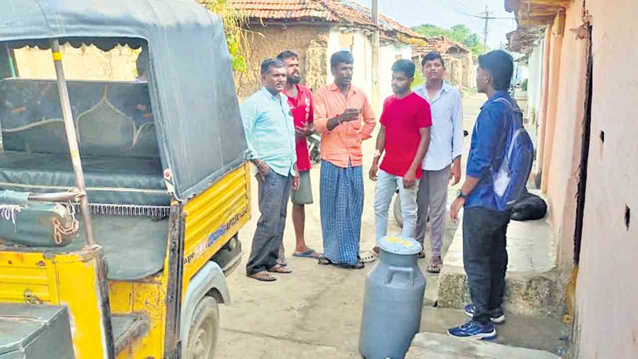 బిల్లుల కోసం పాడి రైతుల నిరసన