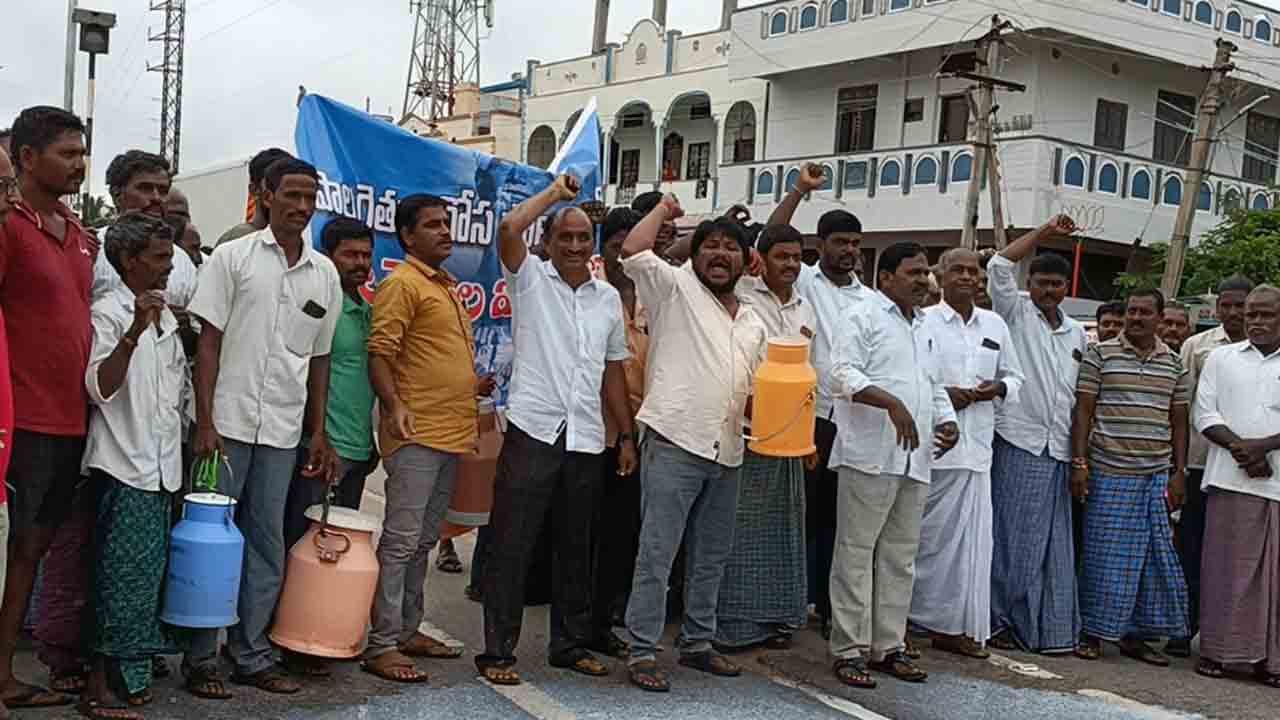 రైతన్నలు రోడ్డు‘పాలు’