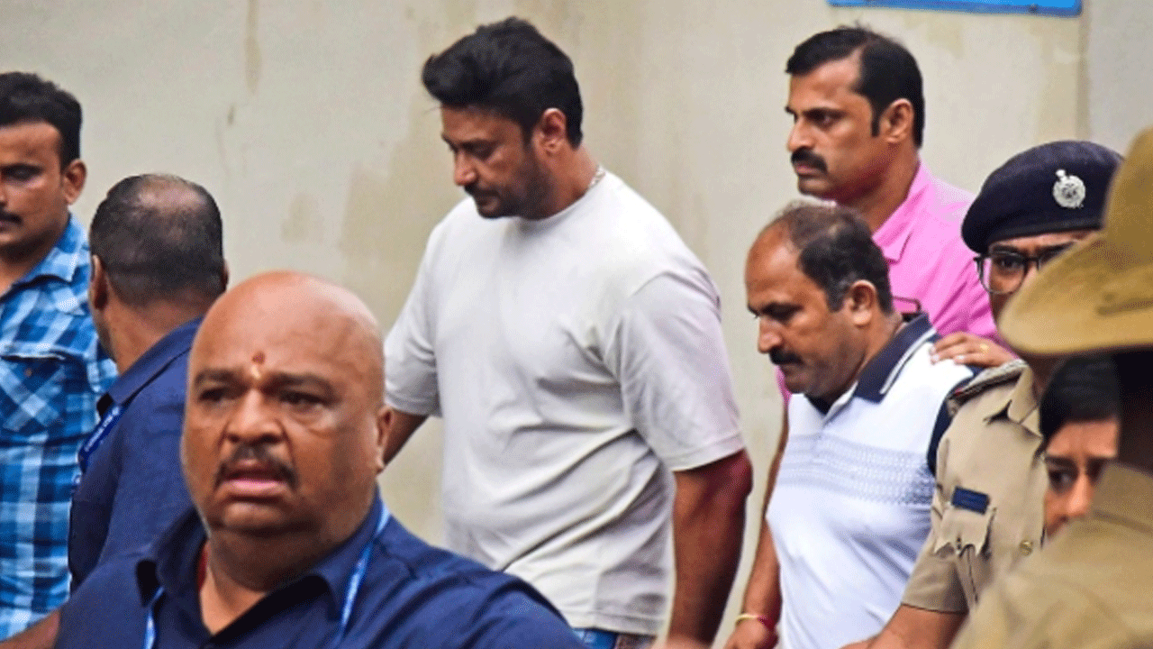 Darshan | రేణుకా స్వామి ఛాతి, తలపై తన్నాను.. వాంగ్మూలంలో దర్శన్‌ షాకింగ్‌ కామెంట్స్‌ ‌..!