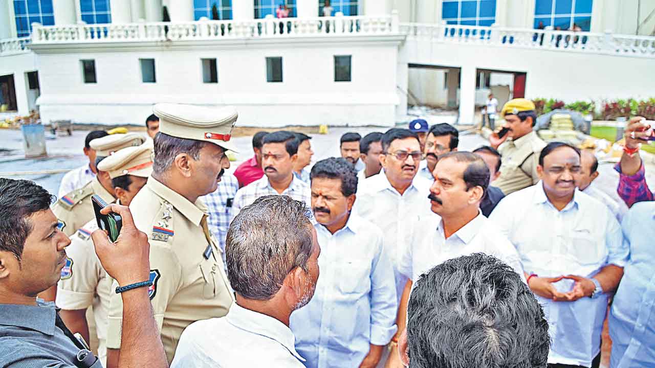 కాళోజీ ముంగిట పోలీస్‌ జులుం