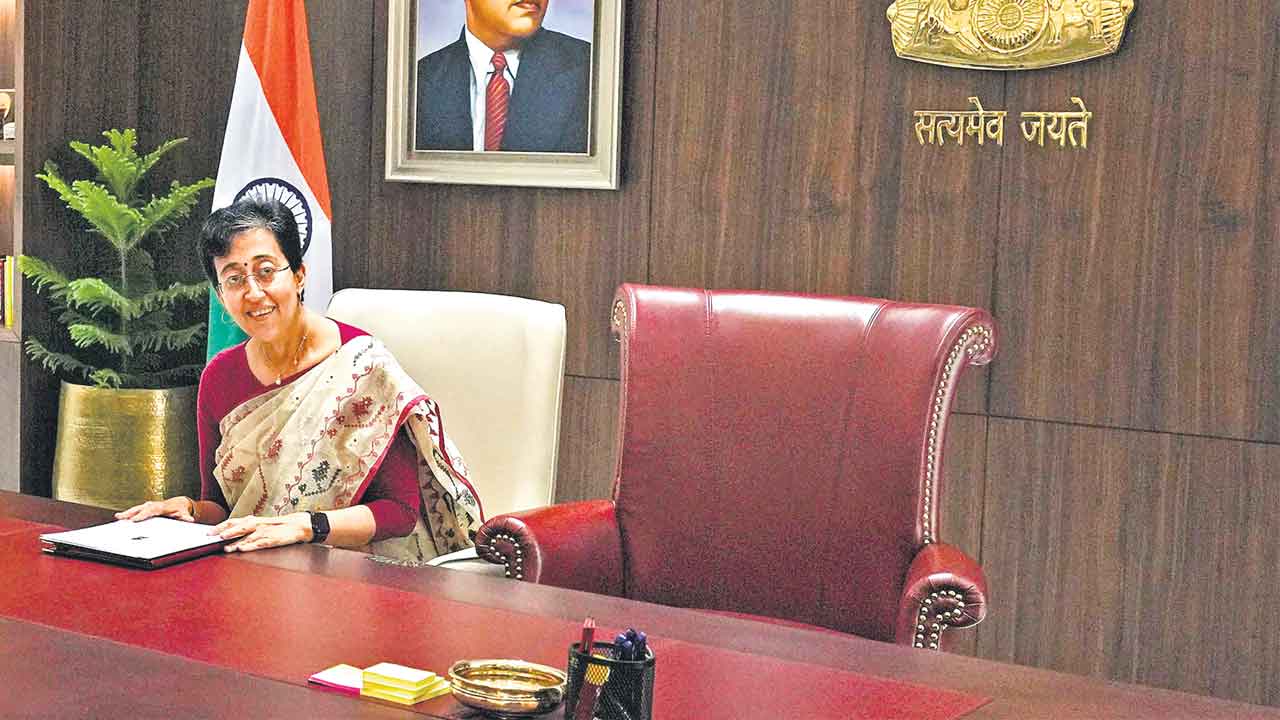 కేజ్రీ కోసం కుర్చీ ఖాళీగా!