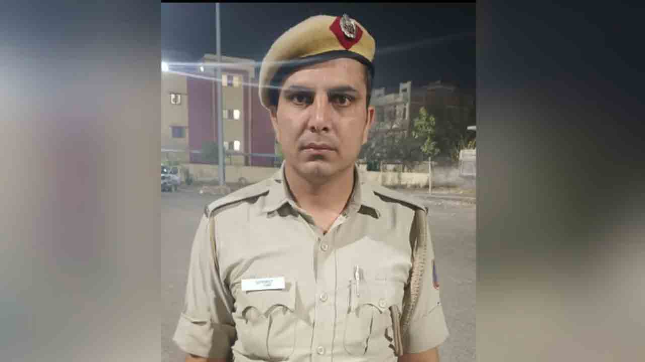 Constable Dragged To Death | పోలీస్‌ కానిస్టేబుల్‌ను ఢీకొట్టి, ఈడ్చుకెళ్లిన కారు.. గాయాలతో మృతి