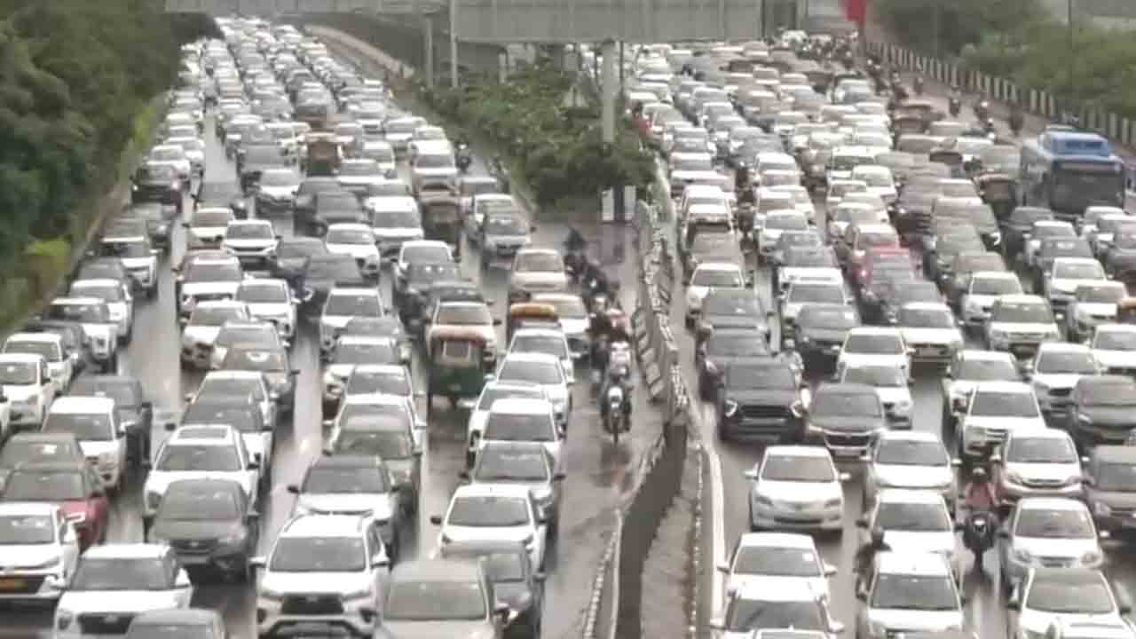 Delhi Rain | తడిసి ముద్దైన ఢిల్లీ.. భారీగా ట్రాఫిక్‌ జామ్‌