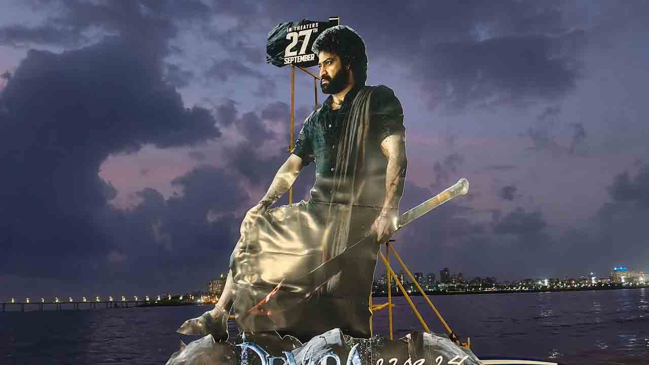 Devara Cutout | ఇది క‌దా మాస్ అంటే.. సముద్రంలో ‘దేవ‌ర’ క‌టౌట్