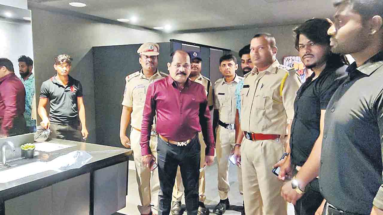 పబ్బులపై దాడులు