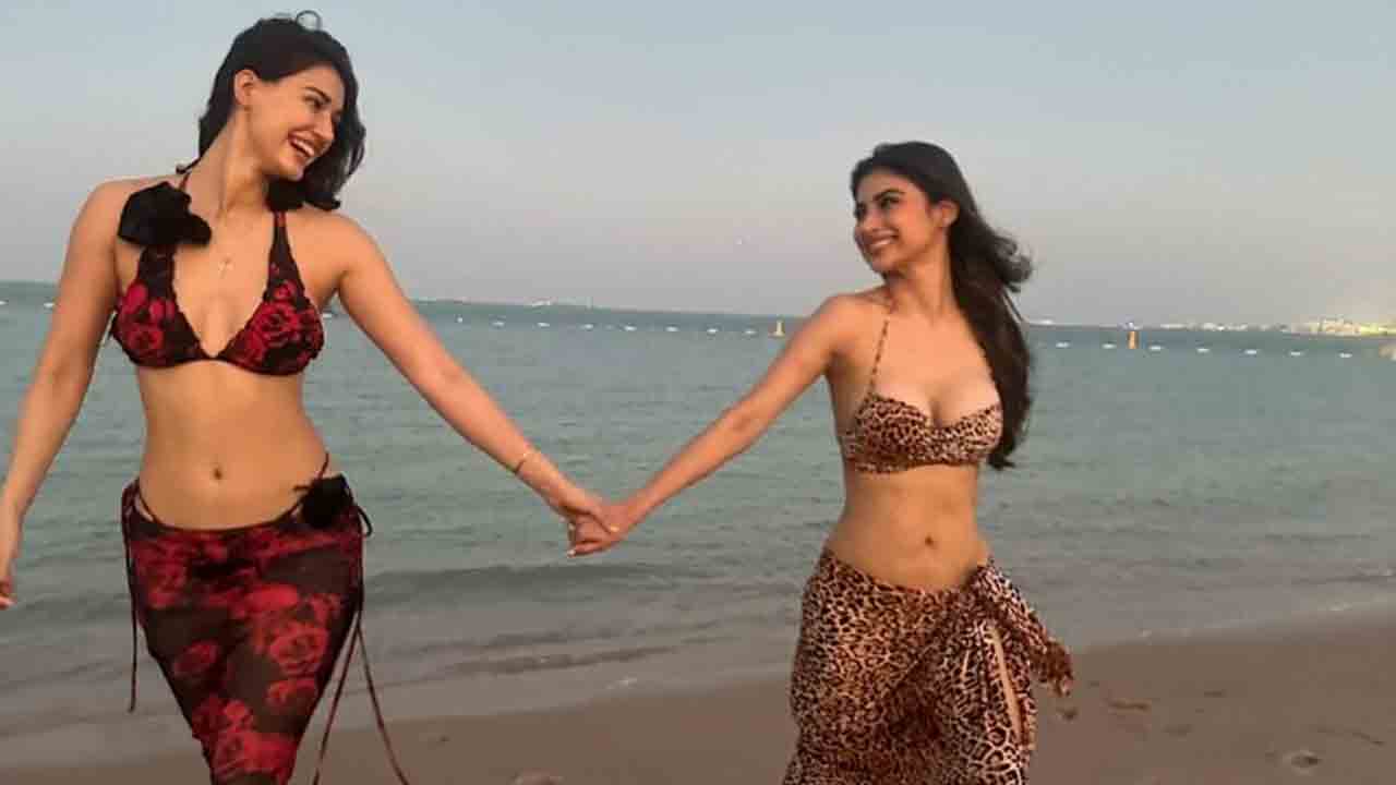 Disha Mouni | దోస్త్ మేరా దోస్త్.. ఇసుక తిన్నెల్లో దిశాపటానీ, మౌనీరాయ్