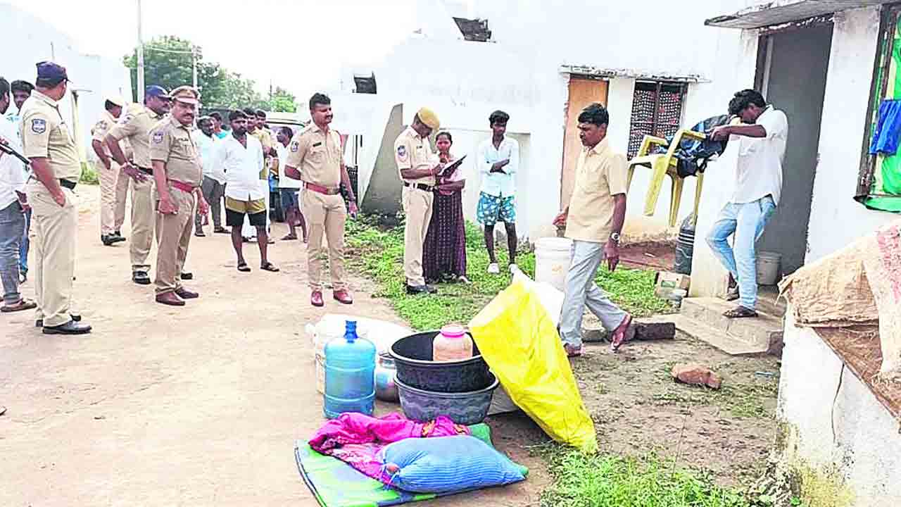 తిరగబడిన డబుల్‌ ఇళ్ల లబ్ధిదారులు