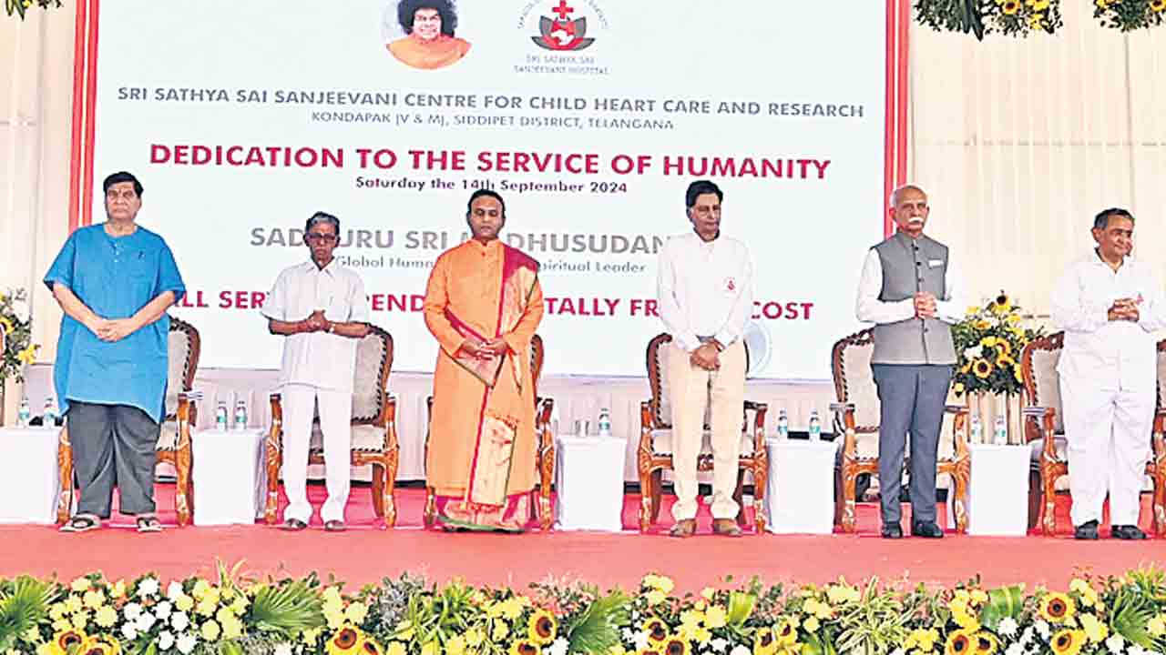 సేవా దృక్పథాన్ని అలవర్చుకోవాలి